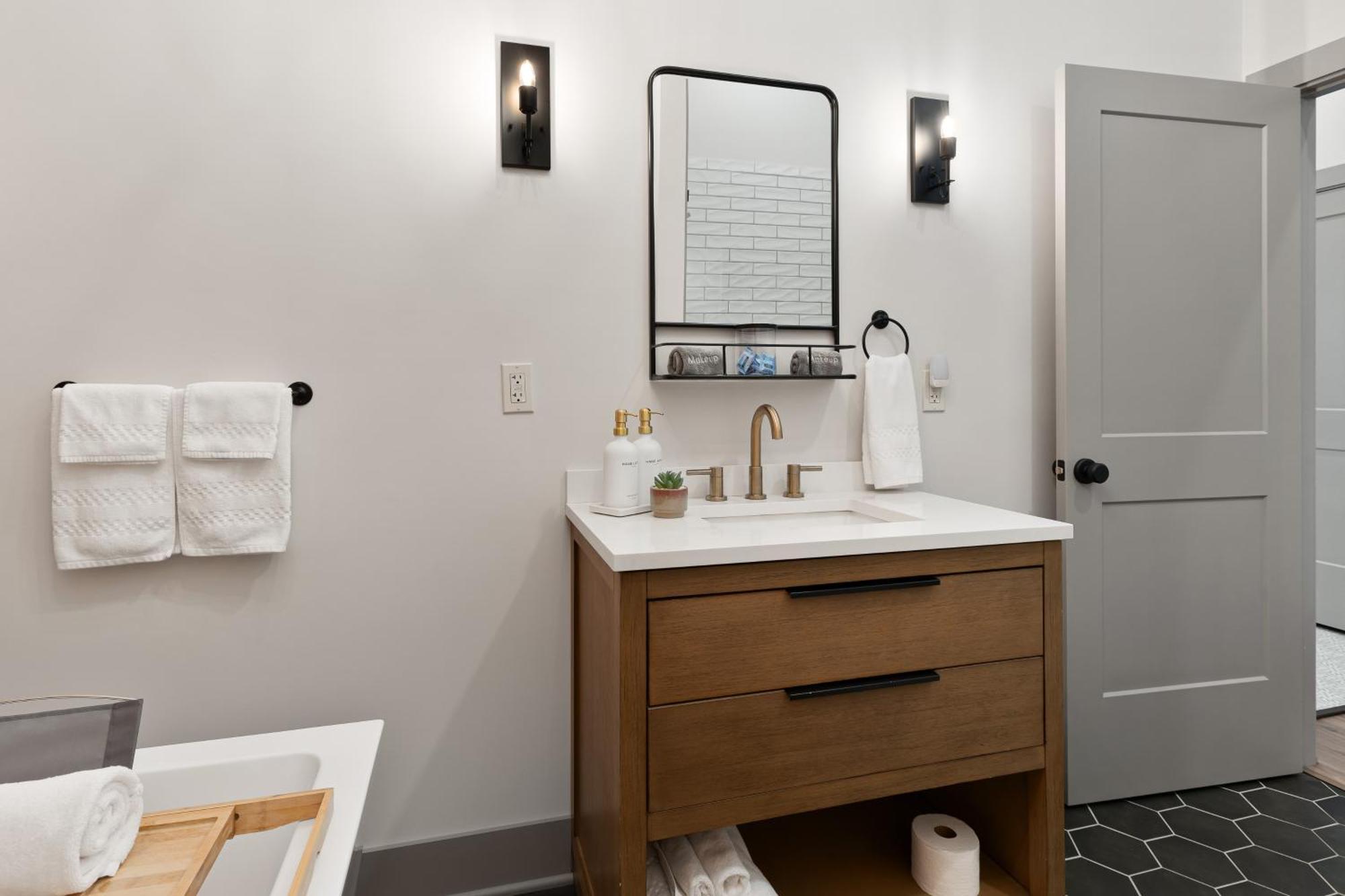 מילסבורג Spacious Luxury Apt In Historic Downtown - Oh Amish Country מראה חיצוני תמונה